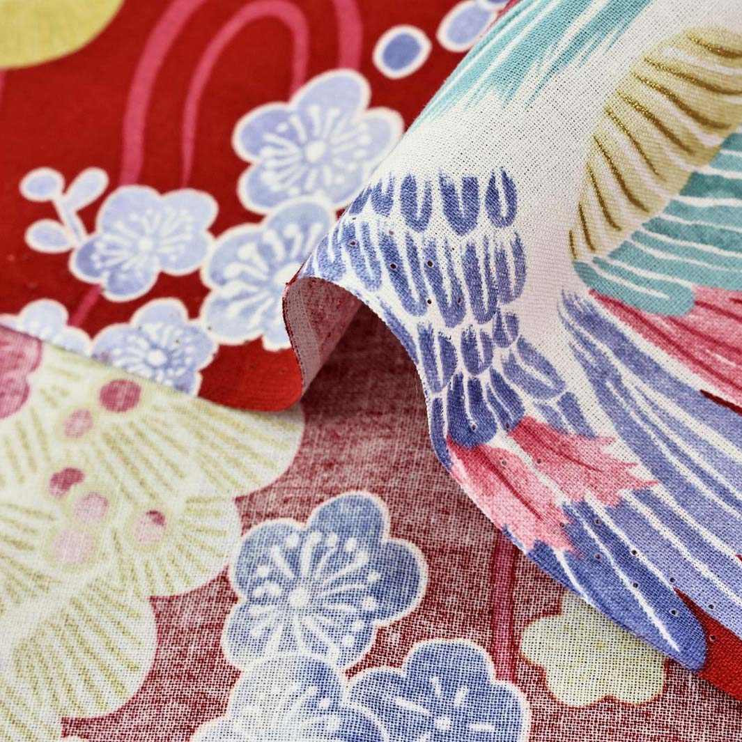 photo packshot zoomée d'un détail du tissu japonais aux motifs d'oiseaux, de fleurs de prunier et de pins dans les tons rouges, jaunes, verts, bleus et roses T546