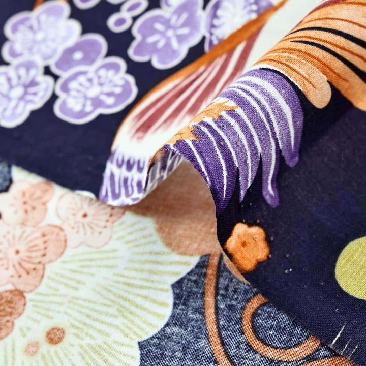 photo packshot zoomée d'un détail du tissu japonais aux motifs d'oiseaux, de fleurs de prunier et de pins dans les tons violets, orange, jaunes et prune T544