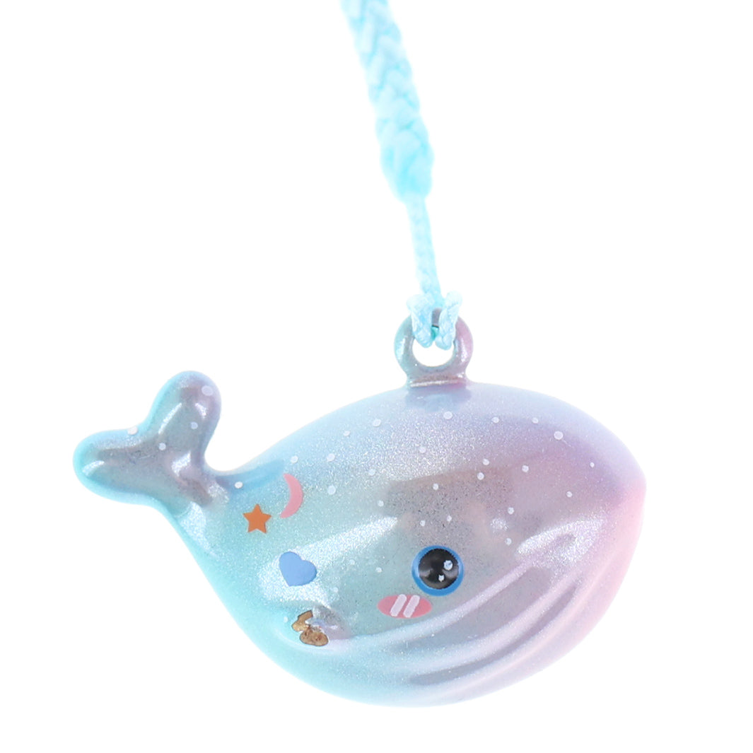 photo packshot zoomée d'un porte-clefs en forme de baleine de couleur bleu et violet nacré