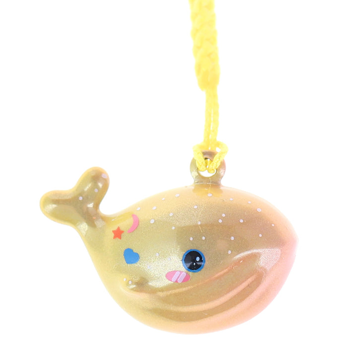 photo packshot zoomée d'un porte-clefs en forme de baleine de couleur jaune et orange corail nacré