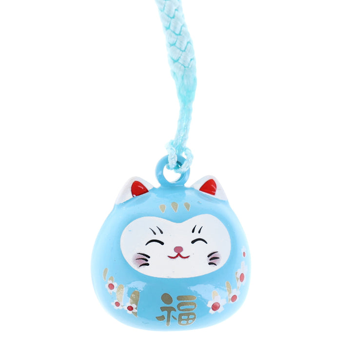 photo packshot zoomée d'un porte-clefs en forme de daruma et de chat de couleur bleu ciel