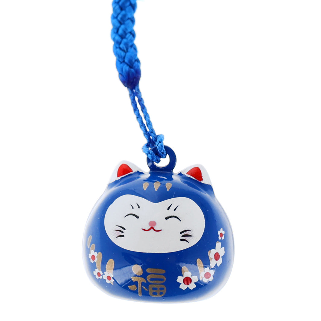 photo packshot zoomée d'un porte-clefs en forme de daruma et de chat de couleur bleu roi