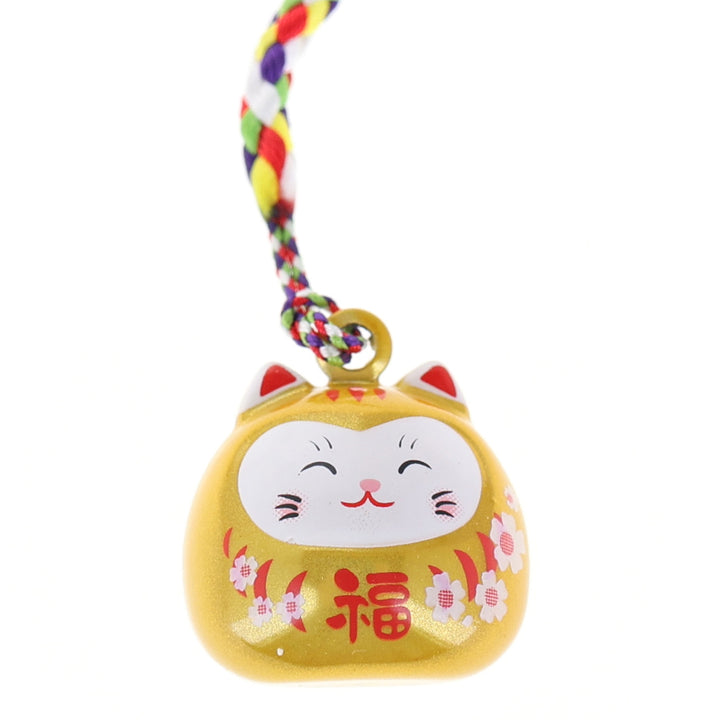photo packshot zoomée d'un porte-clefs en forme de daruma et de chat de couleur jaune nacré