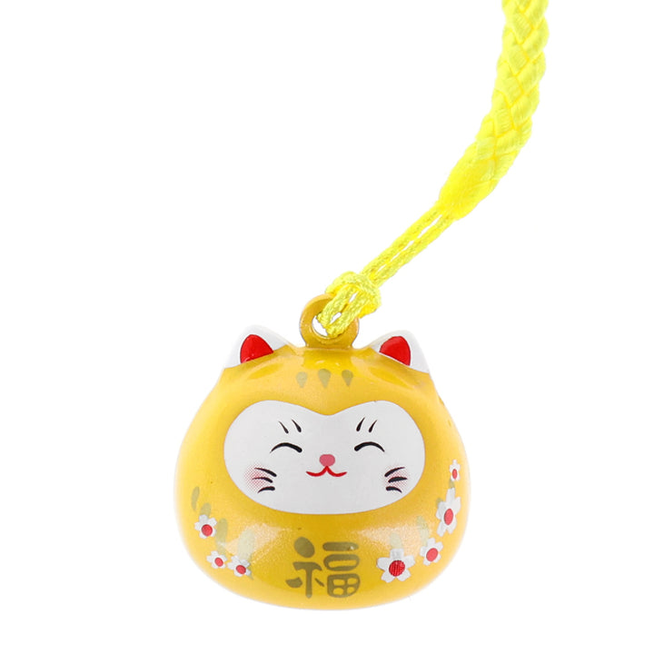 photo packshot zoomée d'un porte-clefs en forme de daruma et de chat de couleur jaune