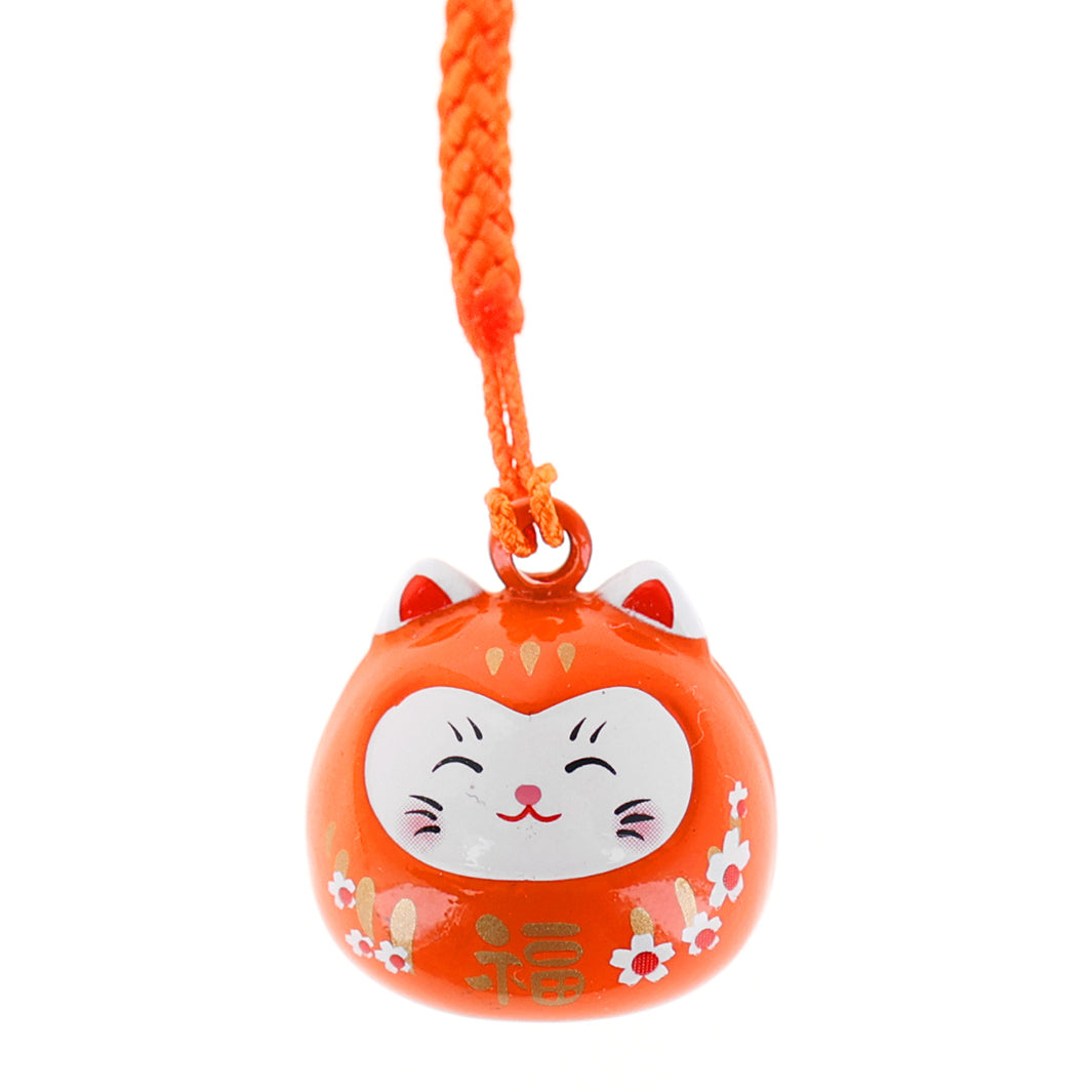 photo packshot zoomée d'un porte-clefs en forme de daruma et de chat de couleur orange