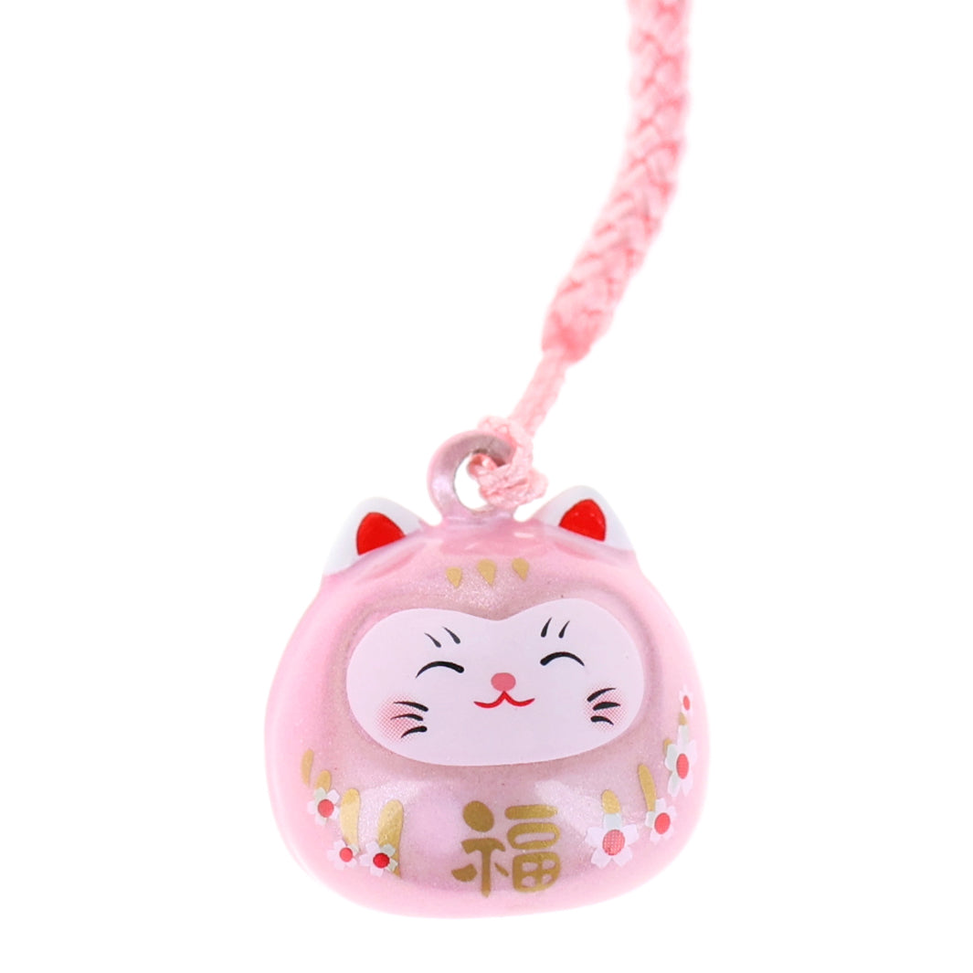 photo packshot zoomée d'un porte-clefs en forme de daruma et de chat de couleur rose
