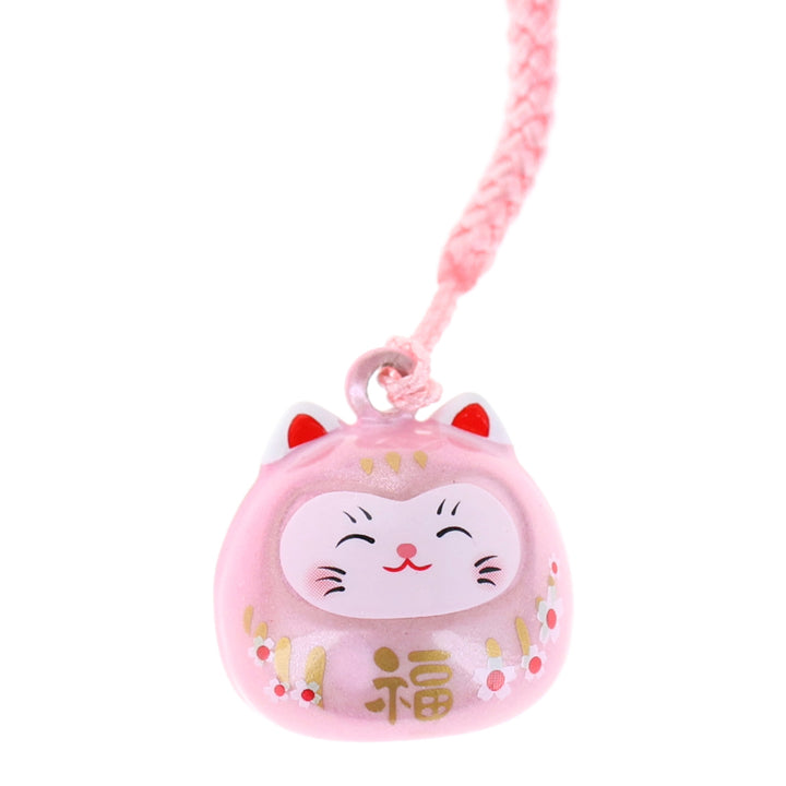 photo packshot zoomée d'un porte-clefs en forme de daruma et de chat de couleur rose