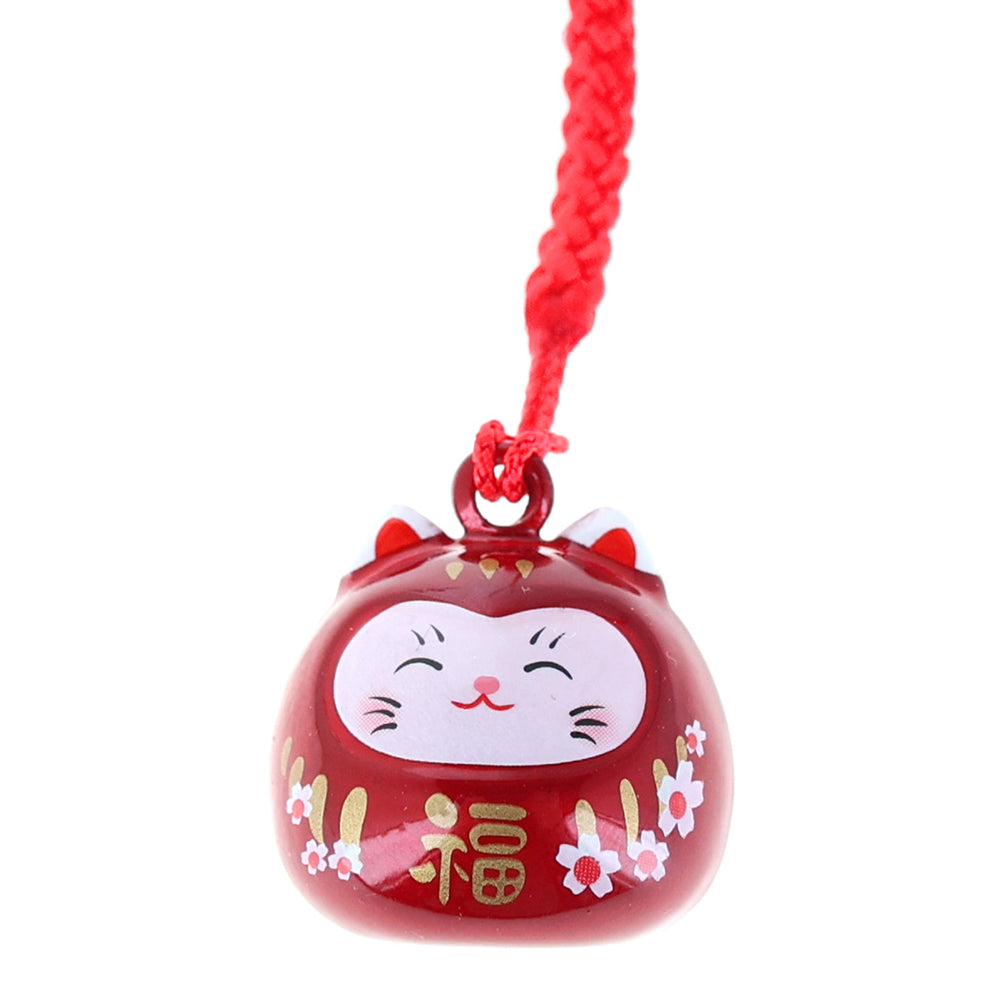 photo packshot zoomée d'un porte-clefs en forme de daruma et de chat de couleur rouge nacré