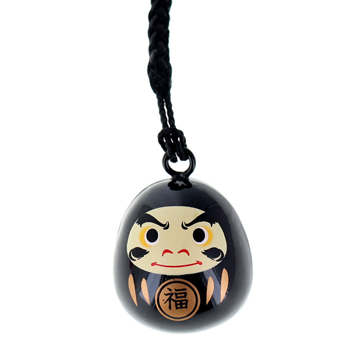 photo packshot zoomée d'un porte-clefs en forme de daruma de couleur noire