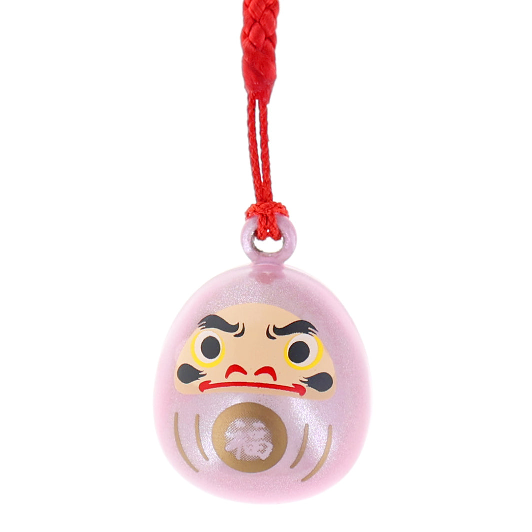 photo packshot zoomée d'un porte-clefs en forme de daruma de couleur rose clair nacré