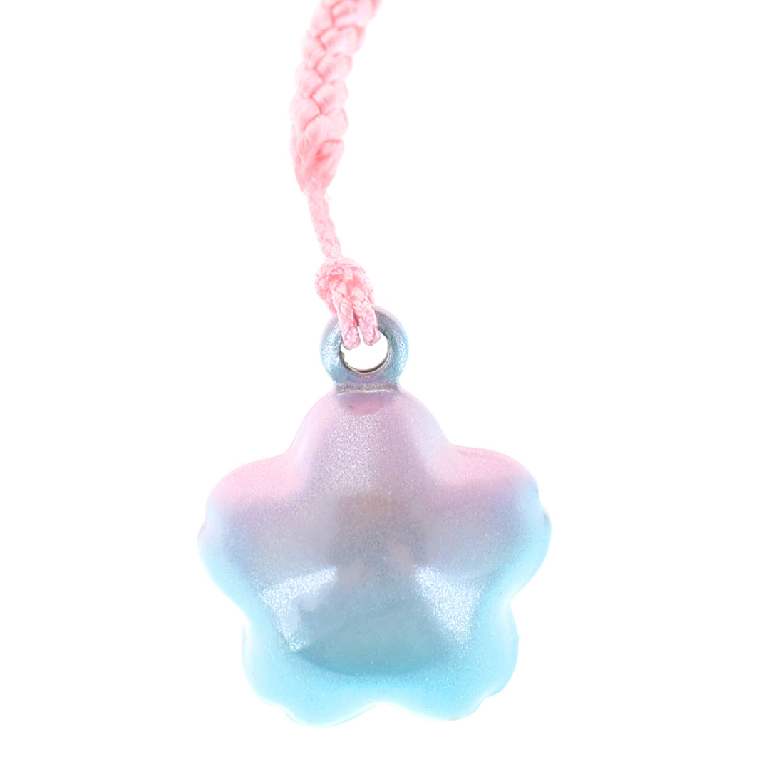 photo packshot zoomée d'un porte-clefs en forme de fleur de cerisier de couleur bleu et rose nacré