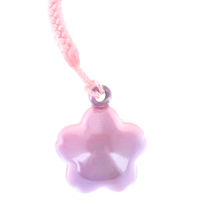photo packshot zoomée d'un porte-clefs en forme de fleur de cerisier de couleur violet et rose nacré