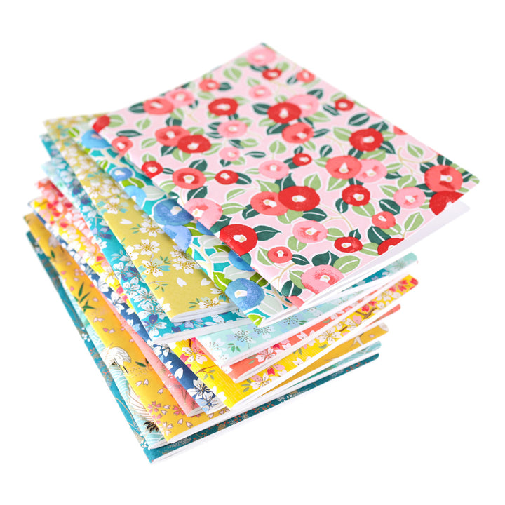 pile de carnets tapissés de papier japonais aux motifs et couleurs variés adeline klam