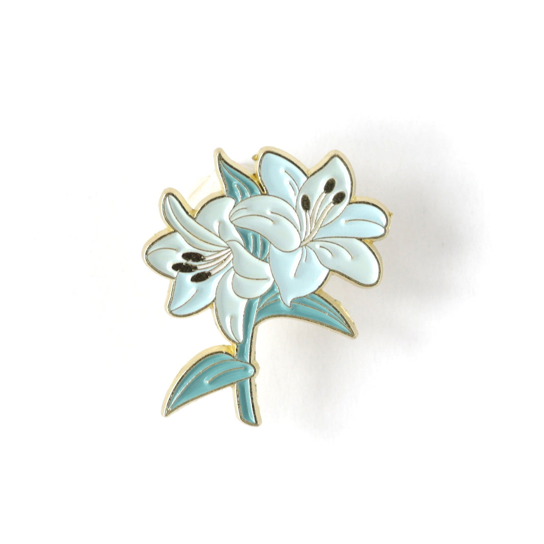 pin's en forme de fleur de lys dans les tons bleu ciel, vert d'eau