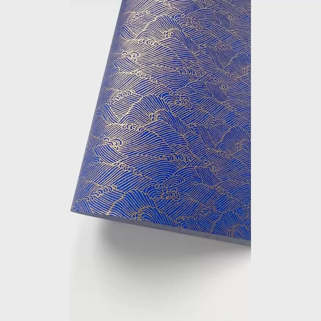 vidéo de démonstration du papier japonais yuzen chiyogami aux motifs de vagues houleuses « océan » dans les tons bleu nuit et dorés adeline klam (M647)