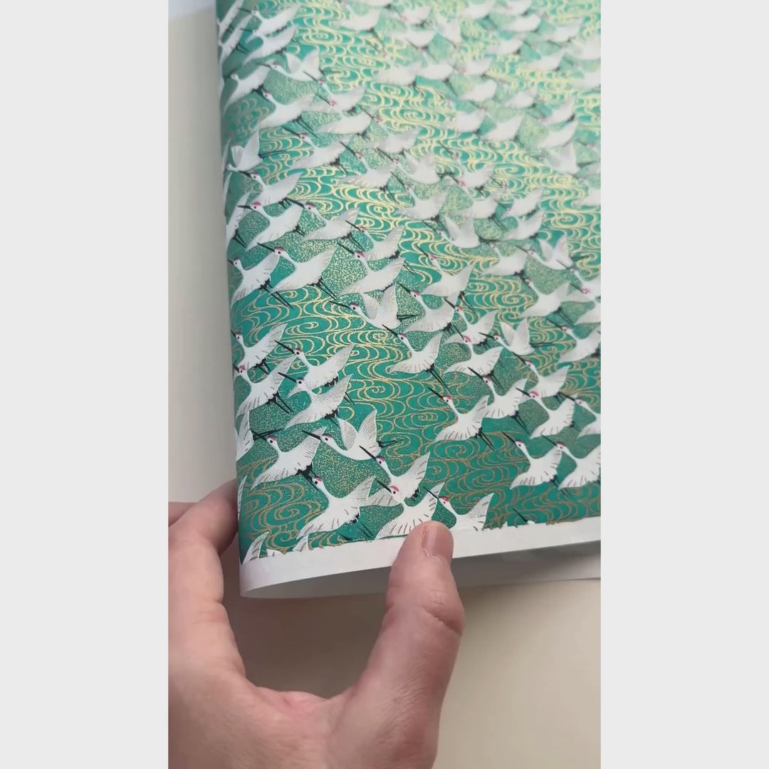 vidéo de démonstration du papier japonais yuzen chiyogami aux motifs d'envolée de grues blanches sur fond vert adeline klam (M931)