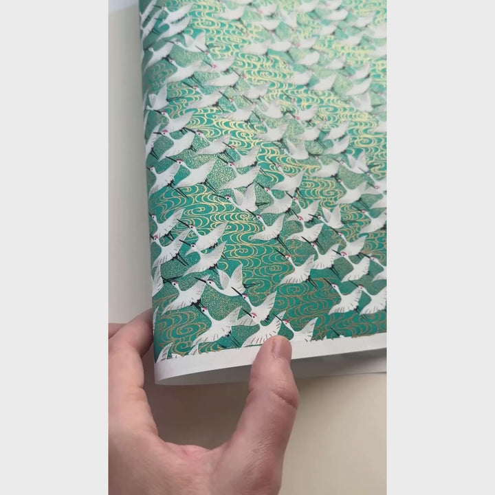 vidéo de démonstration du papier japonais yuzen chiyogami aux motifs d'envolée de grues blanches sur fond vert adeline klam (M931)