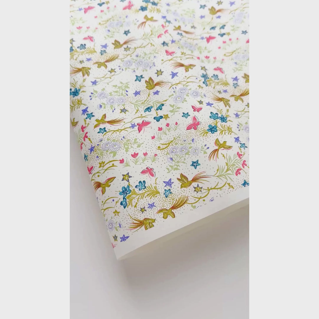 vidéo de démonstration du papier japonais yuzen chiyogami aux motifs de fleurs, d'oiseaux et de papillons dans les tons blanc, rose fluo, bleu mauve et verts adeline klam (M1067)