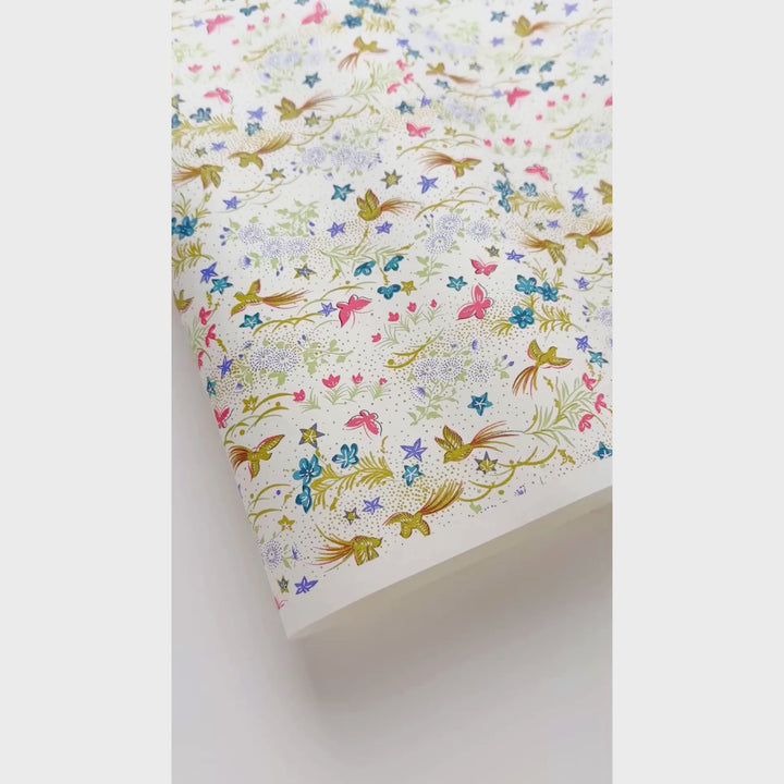 vidéo de démonstration du papier japonais yuzen chiyogami aux motifs de fleurs, d'oiseaux et de papillons dans les tons blanc, rose fluo, bleu mauve et verts adeline klam (M1067)
