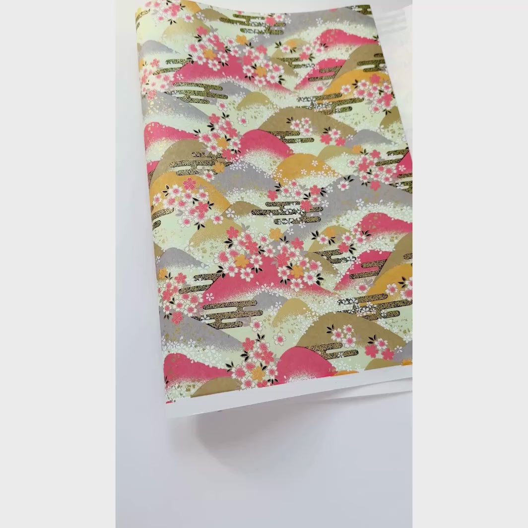 vidéo de démonstration du papier japonais yuzen chiyogami aux motifs de montagnes et de fleurs de cerisier dans les tons bois de rose, jaune moutarde, vert amande, gris et dorés adeline klam (M1033)