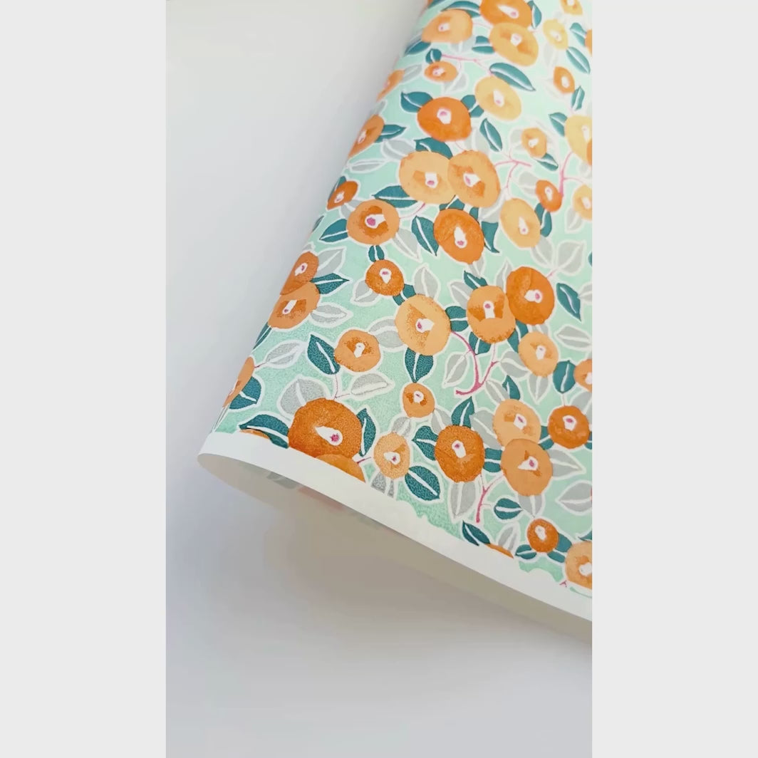 vidéo de démonstration du papier japonais yuzen chiyogami au motif de camélias dans les tons vert d'eau, orange et bleu gris adeline klam (M807)