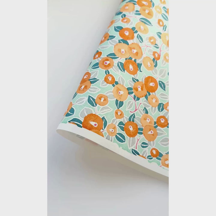 vidéo de démonstration du papier japonais yuzen chiyogami au motif de camélias dans les tons vert d'eau, orange et bleu gris adeline klam (M807)