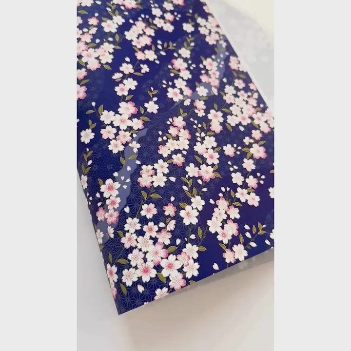 vidéo de démonstration du papier japonais yuzen chiyogami aux motifs de fleurs de cerisier et de dessins variés blanches et roses sur fond bleu violet foncé adeline klam (M734)