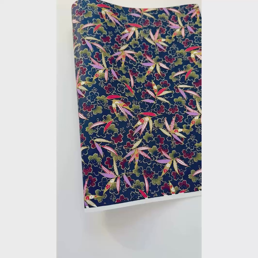 vidéo de démonstration du papier japonais yuzen chiyogami au motif de de fleurs de cerisier et de feuilles de bambou dans les tons bleu marine et dorés adeline klam (M1029)