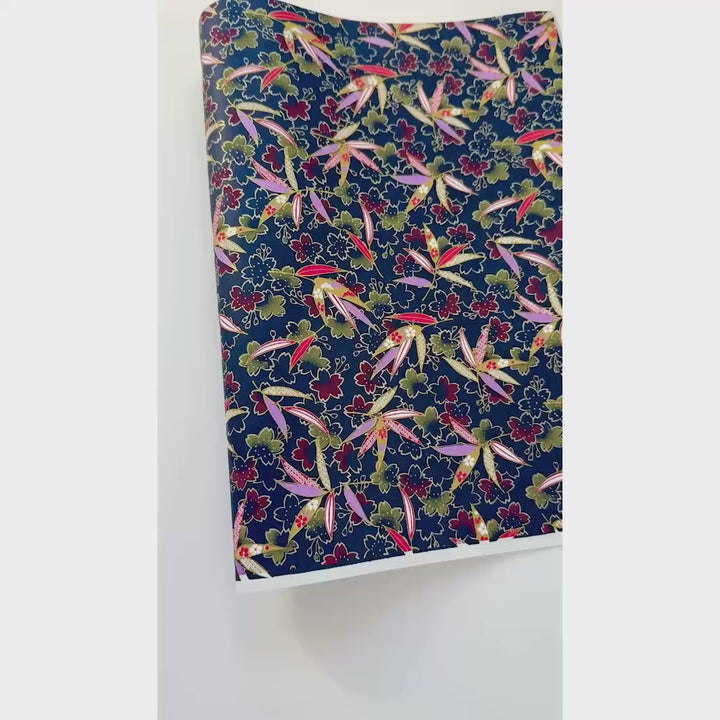 vidéo de démonstration du papier japonais yuzen chiyogami au motif de de fleurs de cerisier et de feuilles de bambou dans les tons bleu marine et dorés adeline klam (M1029)