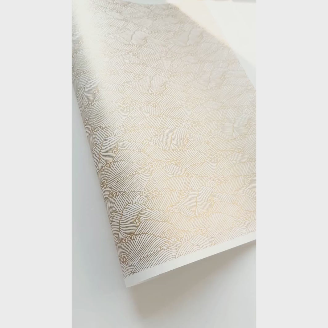 vidéo de démonstration du papier japonais yuzen chiyogami aux motifs « océan » dorés sur fond blanc adeline klam (M648)