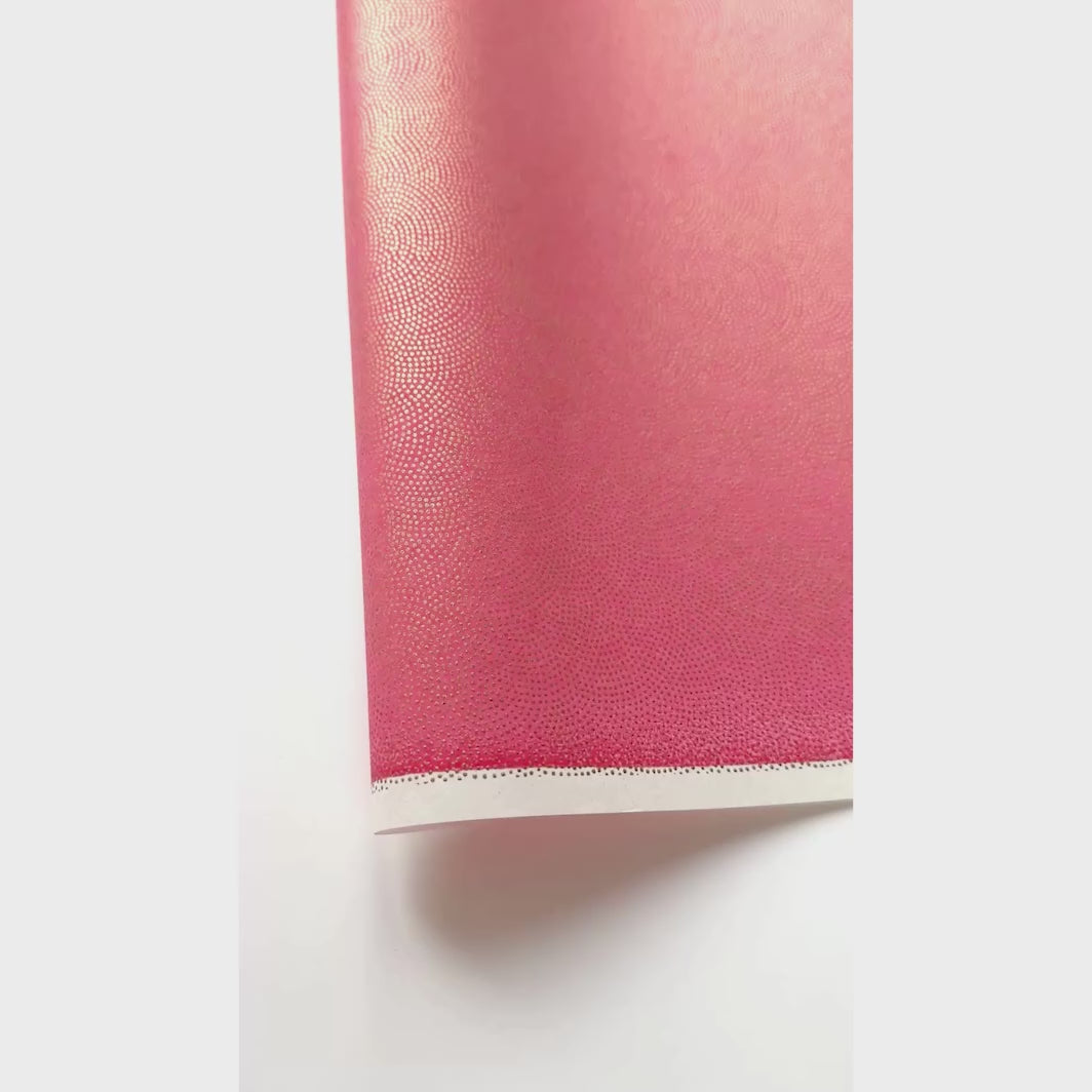 vidéo de démonstration du papier japonais yuzen chiyogami aux motifs de petits points dorés « samekomon » sur fond rose corail adeline klam (M710)