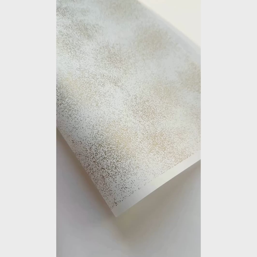 vidéo de démonstration du papier japonais yuzen chiyogami aux motifs moucheté doré sur fond blanc adeline klam (M738)