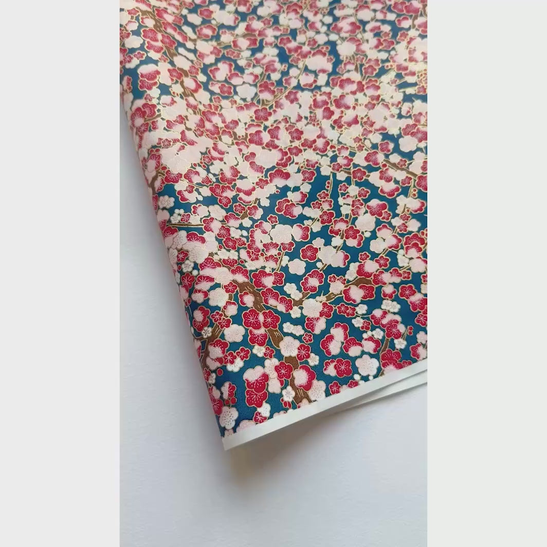 vidéo de démonstration du papier japonais yuzen chiyogami au motif de fleurs de prunier dans les tons bleu marine, rouges et roses adeline klam (M592)