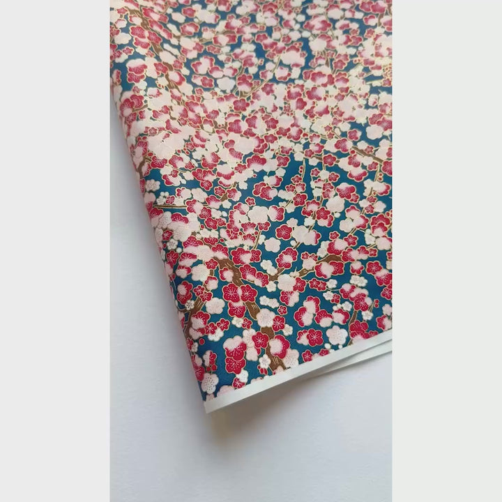 vidéo de démonstration du papier japonais yuzen chiyogami au motif de fleurs de prunier dans les tons bleu marine, rouges et roses adeline klam (M592)