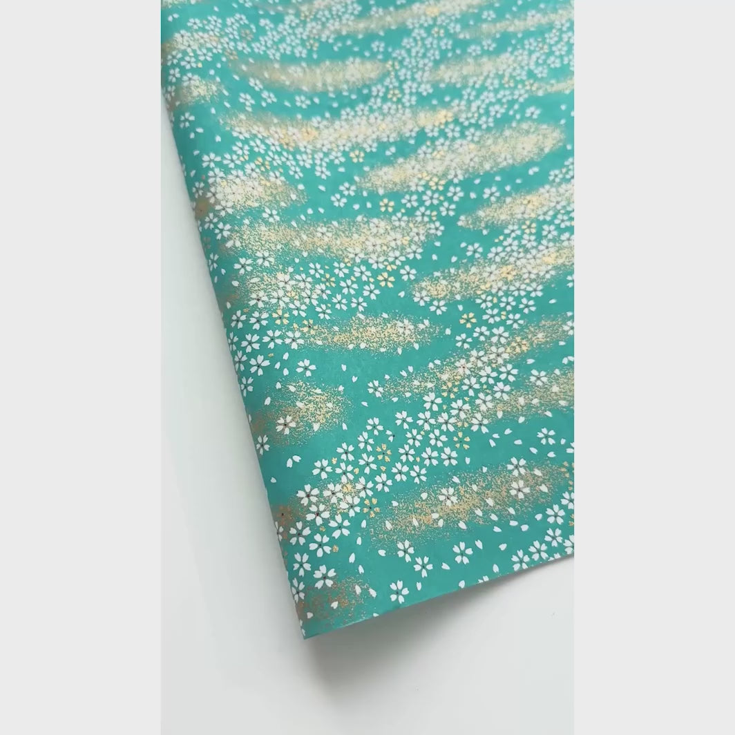 vidéo de démonstration du papier japonais yuzen chiyogami aux motifs de fleurs au vent bleu canard clair adeline klam (M668)