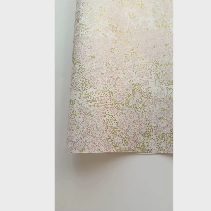 vidéo de démonstration du papier japonais yuzen chiyogami aux motifs de nuée de fleurs de cerisier dans les tons blanc nacré, rose pâle, vert tilleul et dorés adeline klam (M1025)
