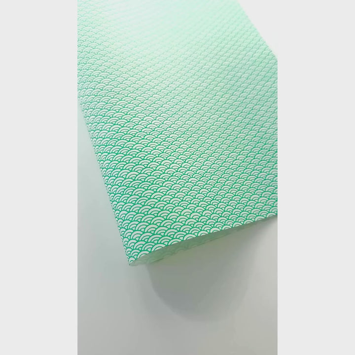 vidéo de démonstration du papier japonais yuzen chiyogami aux motifs de petites vagues vert d'eau sur fond blanc adeline klam (M719)