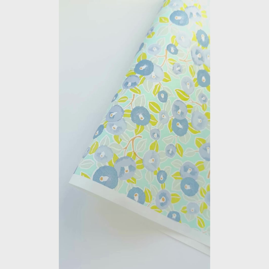 vidéo de démonstration du papier japonais yuzen chiyogami au motif de camélias dans les tons vert d'eau et anis, bleu gris et jaune moutarde adeline klam (M806)