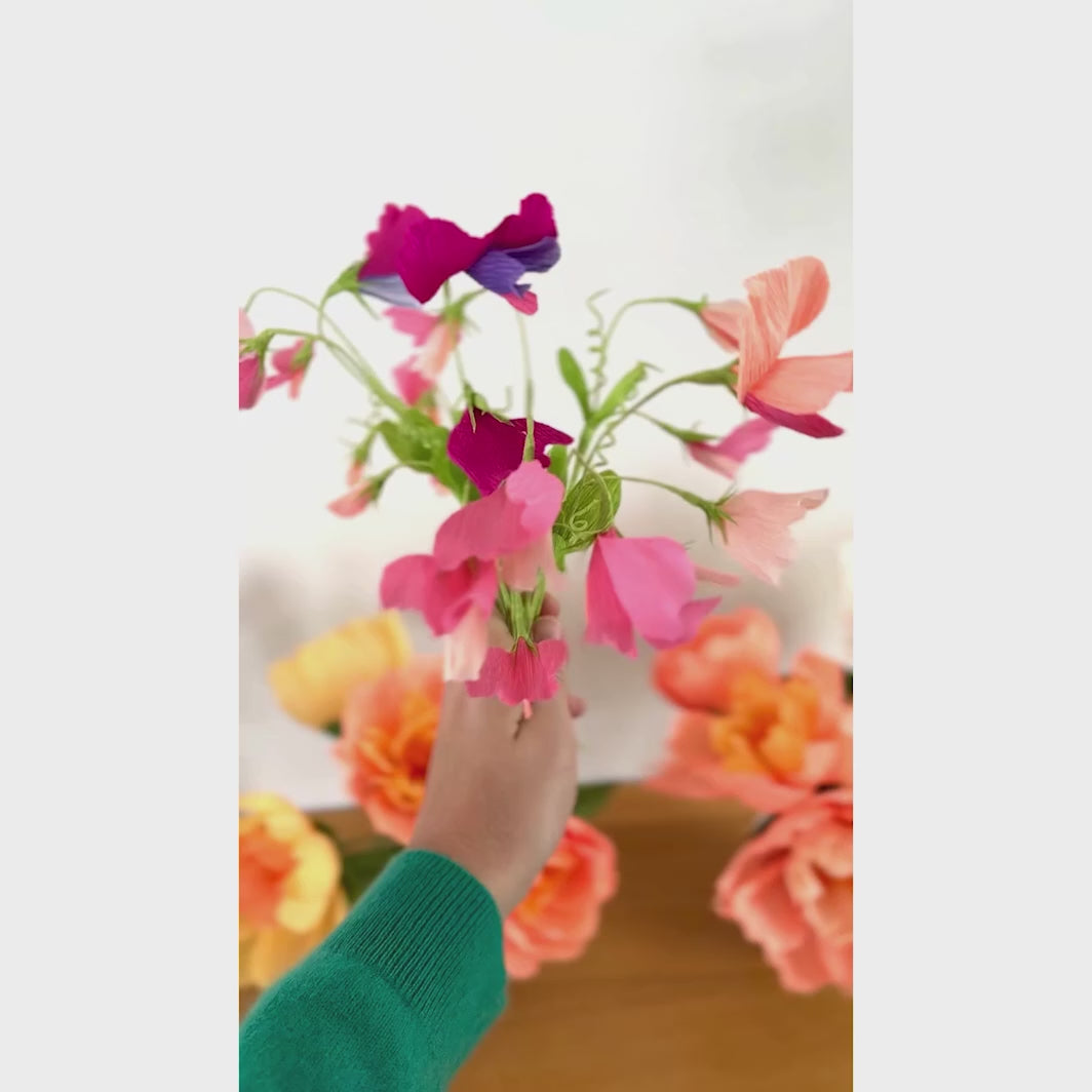 vidéo d'ambiance des pois de senteur réalisés du kit bouquet pois de senteur en crépon dans les tons rose clair, rose fuschia, mauve, bleu et vert adeline klam