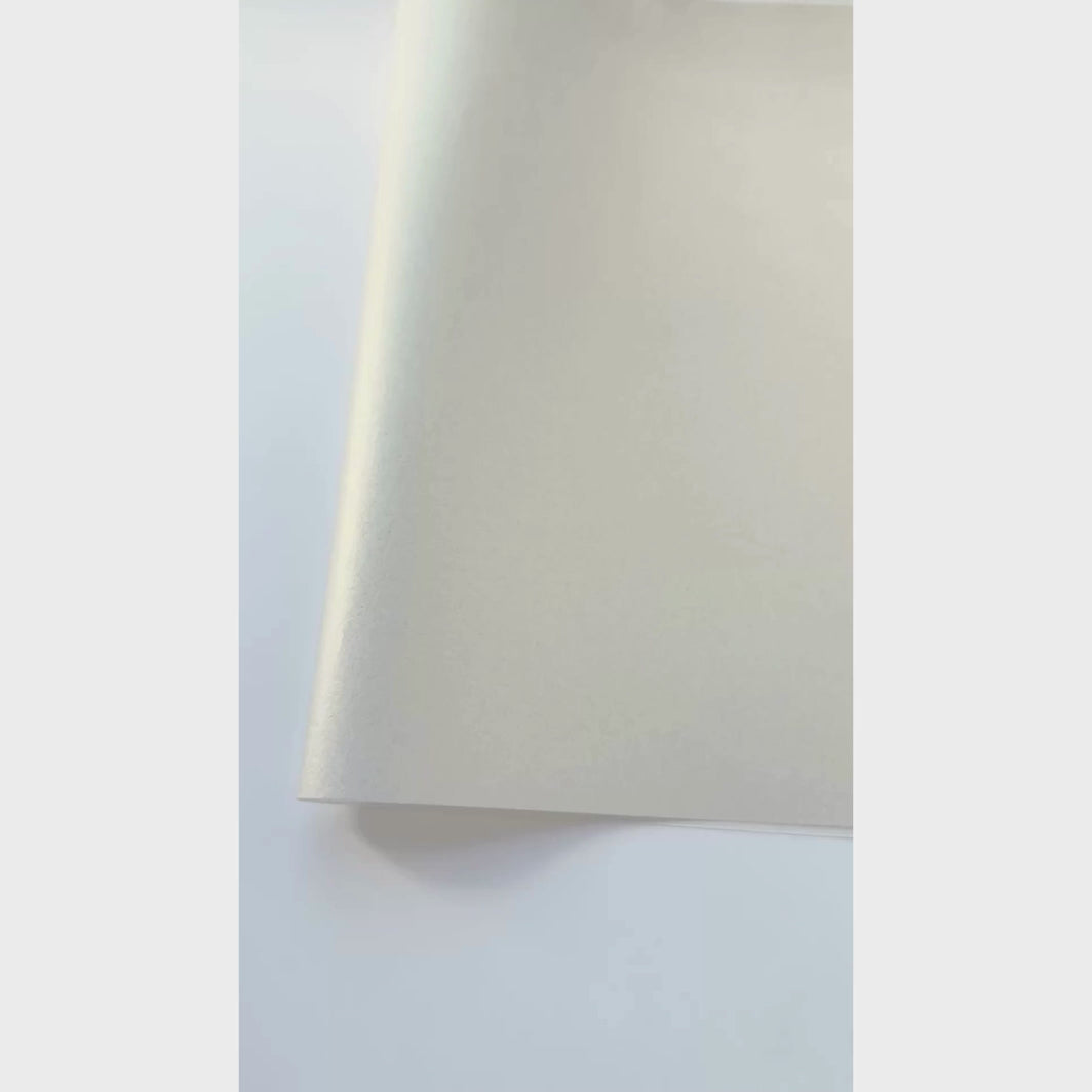 vidéo de démonstration du papier japonais yuzen chiyogami uni de couleur crème pailleté adeline klam (M1038)