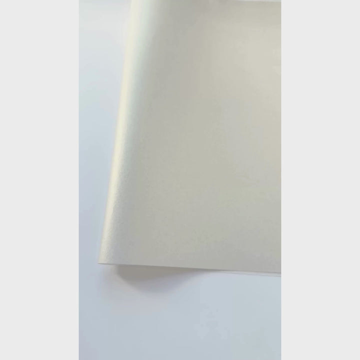 vidéo de démonstration du papier japonais yuzen chiyogami uni de couleur crème pailleté adeline klam (M1038)