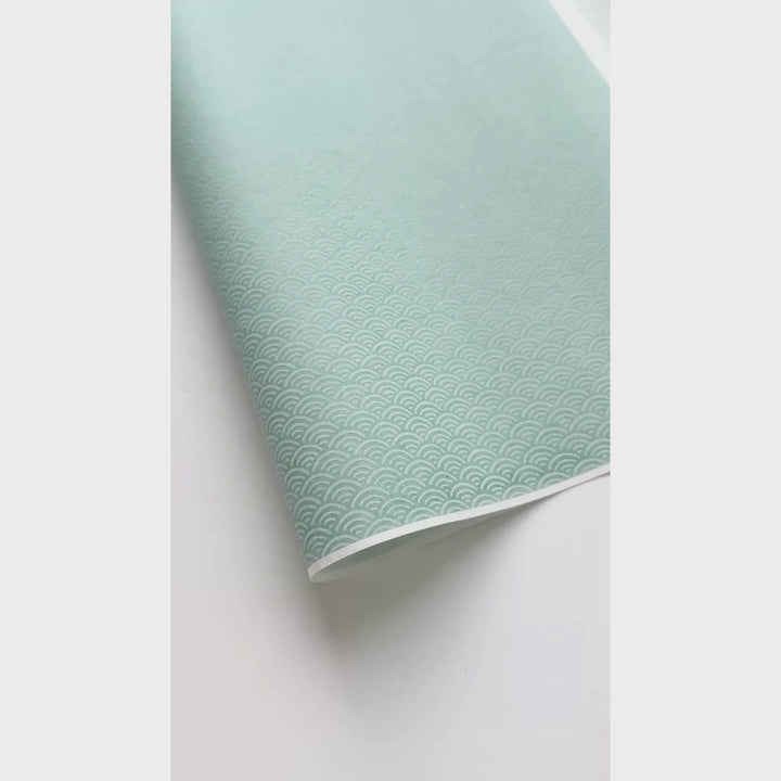 vidéo de démonstration du papier japonais yuzen chiyogami au motif de vagues inversées blanches sur fond vert d'eau adeline klam (M674)