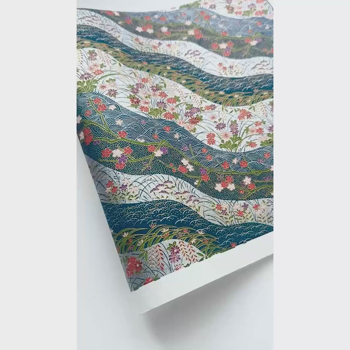 vidéo de démonstration du papier japonais yuzen chiyogami aux motifs de dunes et de fleurs dans les tons bleu foncé, rouge, vert et argentés adeline klam (M747)