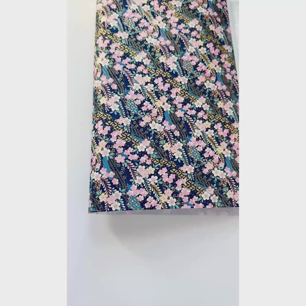 vidéo de démonstration du papier japonais yuzen chiyogami aux motifs de fleurs de prunier et de nuages à motifs dans les tons bleu marine et turquoise, rose clair et dorés adeline klam (M1032)