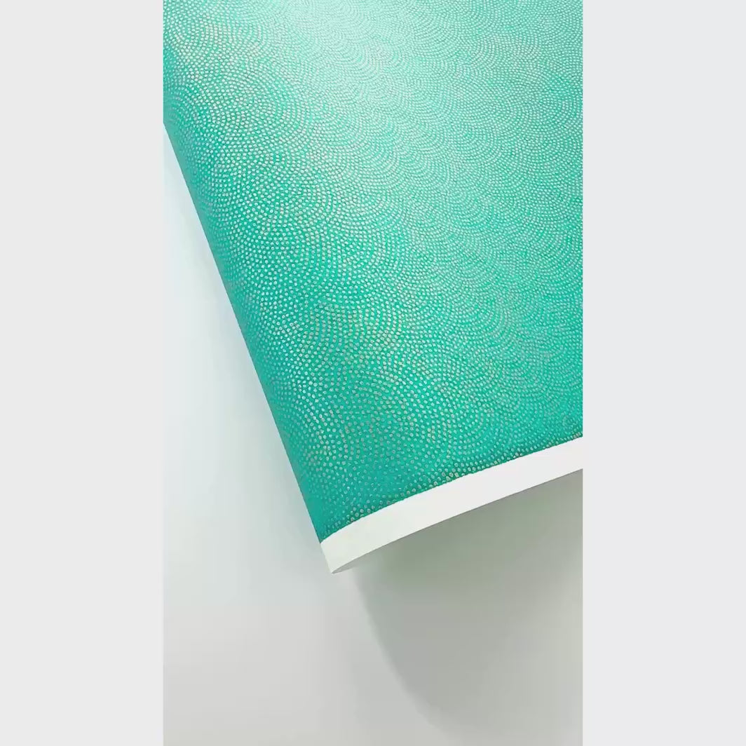 vidéo de démonstration du papier japonais yuzen chiyogami aux motifs de petits points dorés « samekomon » sur fond bleu turquoise adeline klam (M582)