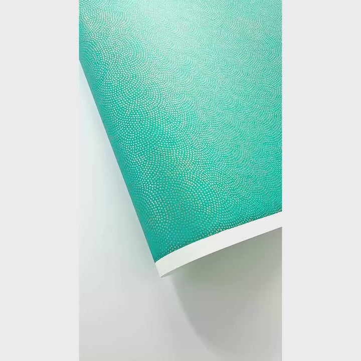 vidéo de démonstration du papier japonais yuzen chiyogami aux motifs de petits points dorés « samekomon » sur fond bleu turquoise adeline klam (M582)