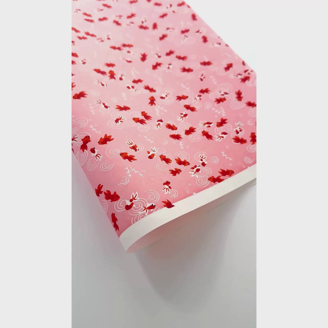 vidéo de démonstration du papier japonais yuzen chiyogami aux motifs de poissons rouges et blancs sur fond rose adeline klam (M136)