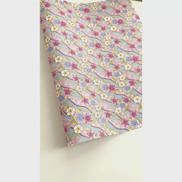 vidéo de démonstration du papier japonais yuzen chiyogami aux motifs d'ondulations fleuries de cerisier et de petits losanges kanoko dans les tons lilas, mauve, bleus et jaunes adeline klam (M1050)
