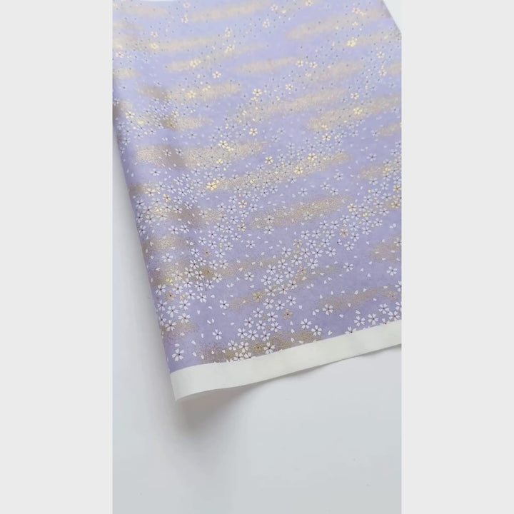 vidéo de démonstration du papier japonais yuzen chiyogami au motif de petits fleurs blanches au vent sur fond violet mauve adeline klam (M499)