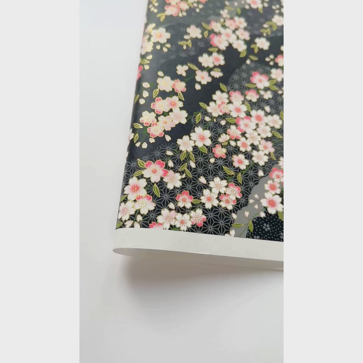 vidéo de démonstration du papier japonais yuzen chiyogami aux motifs de fleurs de cerisier et de motifs variés sur fond noir adeline klam (M886)